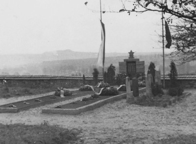 Pomník v r. 1951