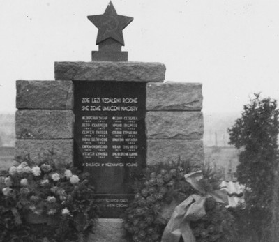 Pomník v r. 1951